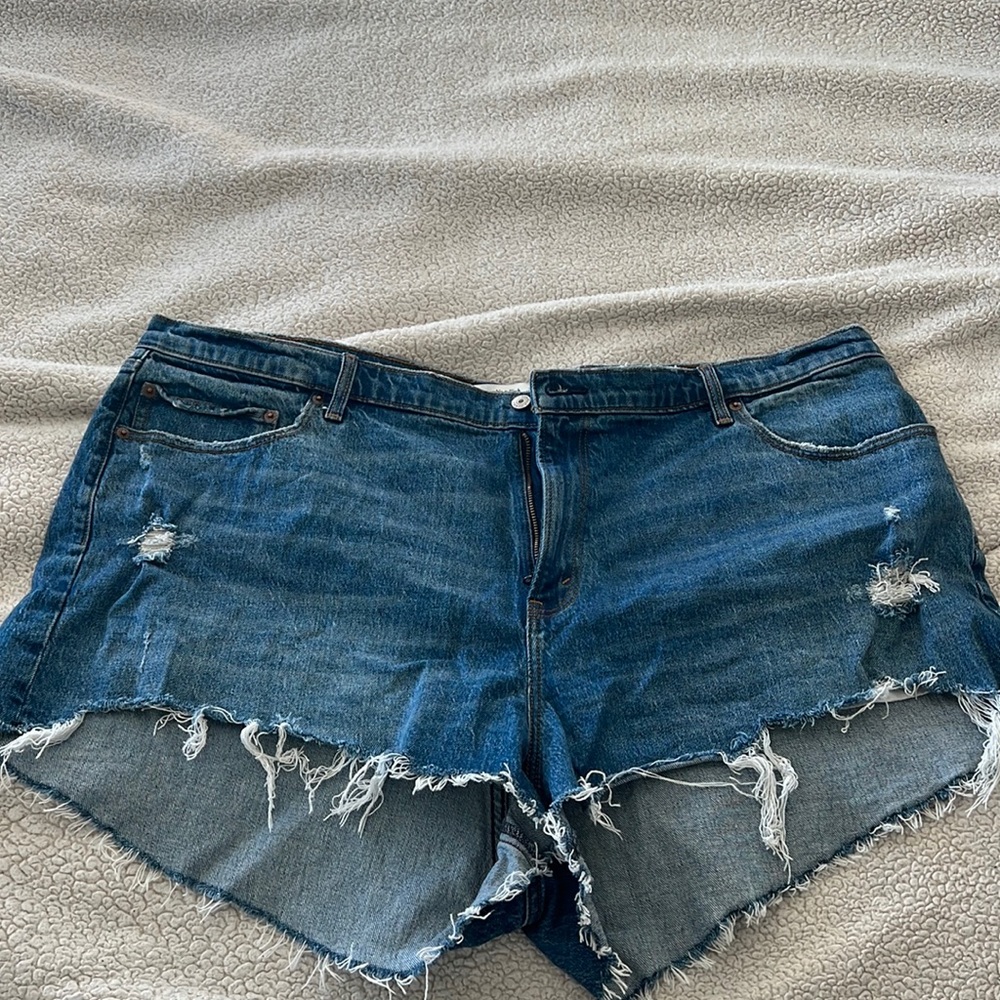 Abercrombie & Fitch “The Mom Short High-Rise”